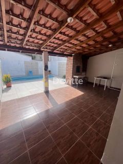Casa em excelente localização com dois quartos e área de festas com piscina no Loteamento Mata Atlântica