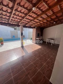 Casa em excelente localização com dois quartos e área de festas com piscina no Loteamento Mata Atlântica