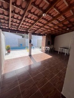 Casa em excelente localização com dois quartos e área de festas com piscina no Loteamento Mata Atlântica