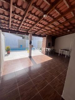 Casa em excelente localização com dois quartos e área de festas com piscina no Loteamento Mata Atlântica