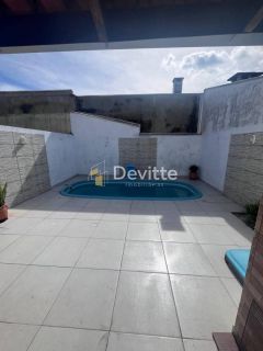 Casa em excelente localização com dois quartos e área de festas com piscina no Loteamento Mata Atlântica