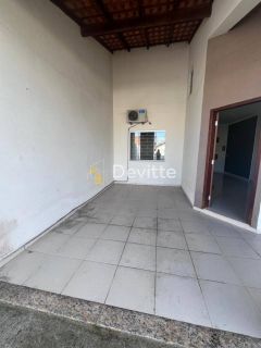 Casa em excelente localização com dois quartos e área de festas com piscina no Loteamento Mata Atlântica