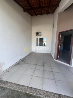 Casa em excelente localização com dois quartos e área de festas com piscina no Loteamento Mata Atlântica