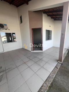Casa em excelente localização com dois quartos e área de festas com piscina no Loteamento Mata Atlântica