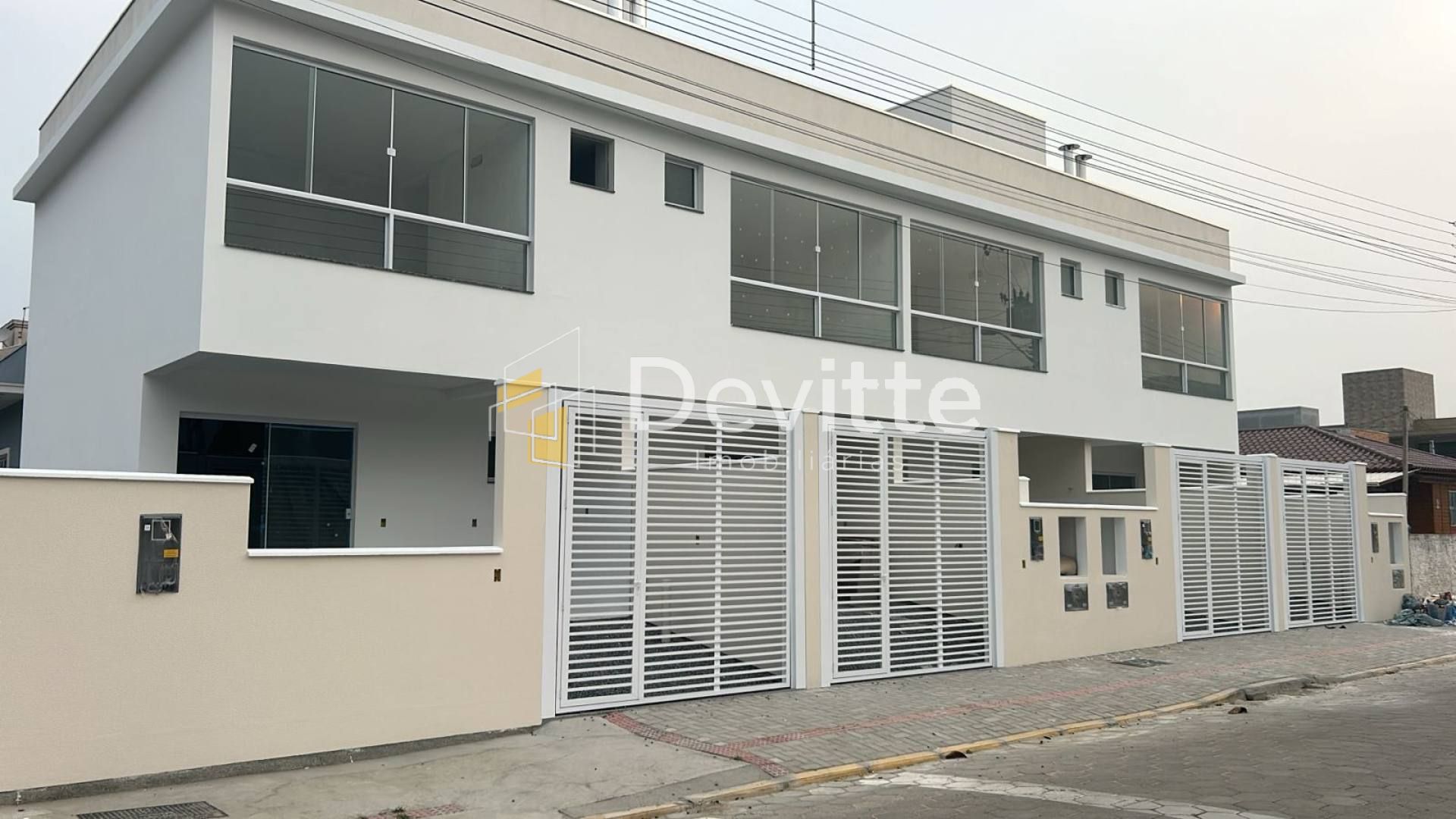 Sobrados à venda em Zimbros - Bombinhas/SC.