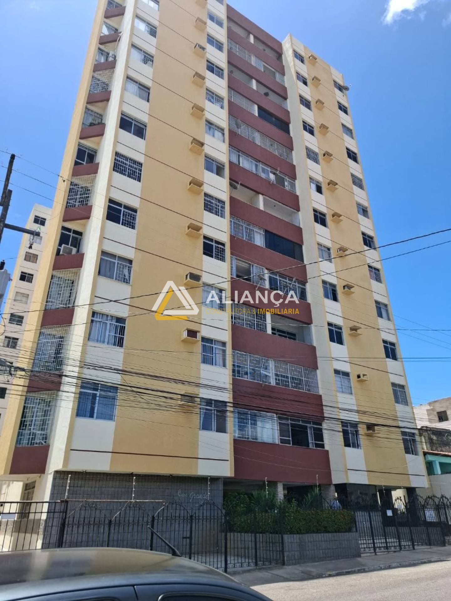 APARTAMENTO À VENDA, TODO REFORMADO, NO EDIFÍCIO CASA GRANDE COM 2 QUARTOS 1 SUÍTES NO BAIRRO CENTRO EM ARACAJU