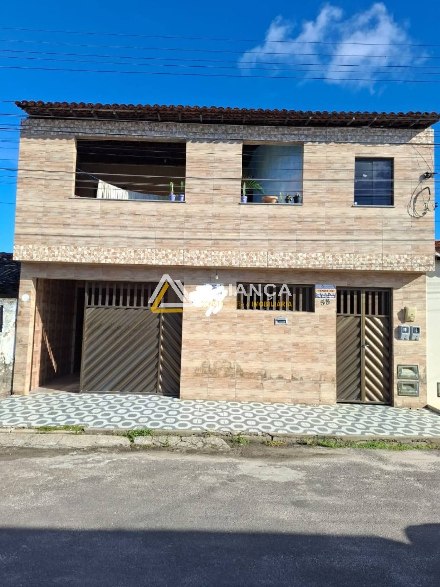 CASA  À VENDA COM 6 QUARTOS,SENDO 2 SUÍTES NO BAIRRO ROSA MARIA  EM  SÃO CRISTOVÃO/SE
