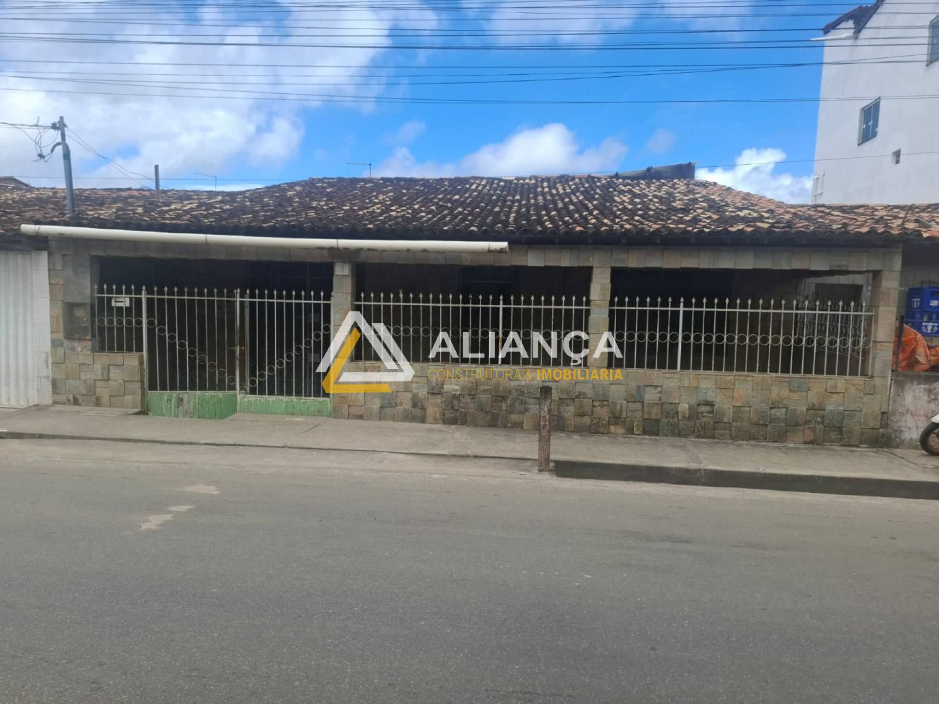 CASA Á VENDA COM 04 QUARTOS,SENDO 02 SUÍTES NA AVENIDA IRINEY NERY EM SÃO  CRISTOVÃO ARACAJU/SE.