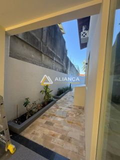 CASA À VENDA COM  5 QUARTOS,SENDO 3 SUÍTES NO BAIRRO FAROLÂNDIA EM ARACAJU SERGIPE