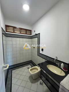 CASA À VENDA COM  5 QUARTOS,SENDO 3 SUÍTES NO BAIRRO FAROLÂNDIA EM ARACAJU SERGIPE