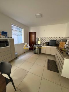 CASA À VENDA COM  5 QUARTOS,SENDO 3 SUÍTES NO BAIRRO FAROLÂNDIA EM ARACAJU SERGIPE