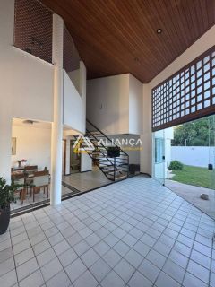 CASA À VENDA COM  5 QUARTOS,SENDO 3 SUÍTES NO BAIRRO FAROLÂNDIA EM ARACAJU SERGIPE