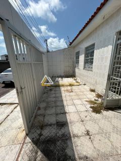 CASA À VENDA COM 3 QUARTOS,SENDO 3 SUÍTES NO BAIRRO AEROPORTO EM ARACAJU SERGIPE.