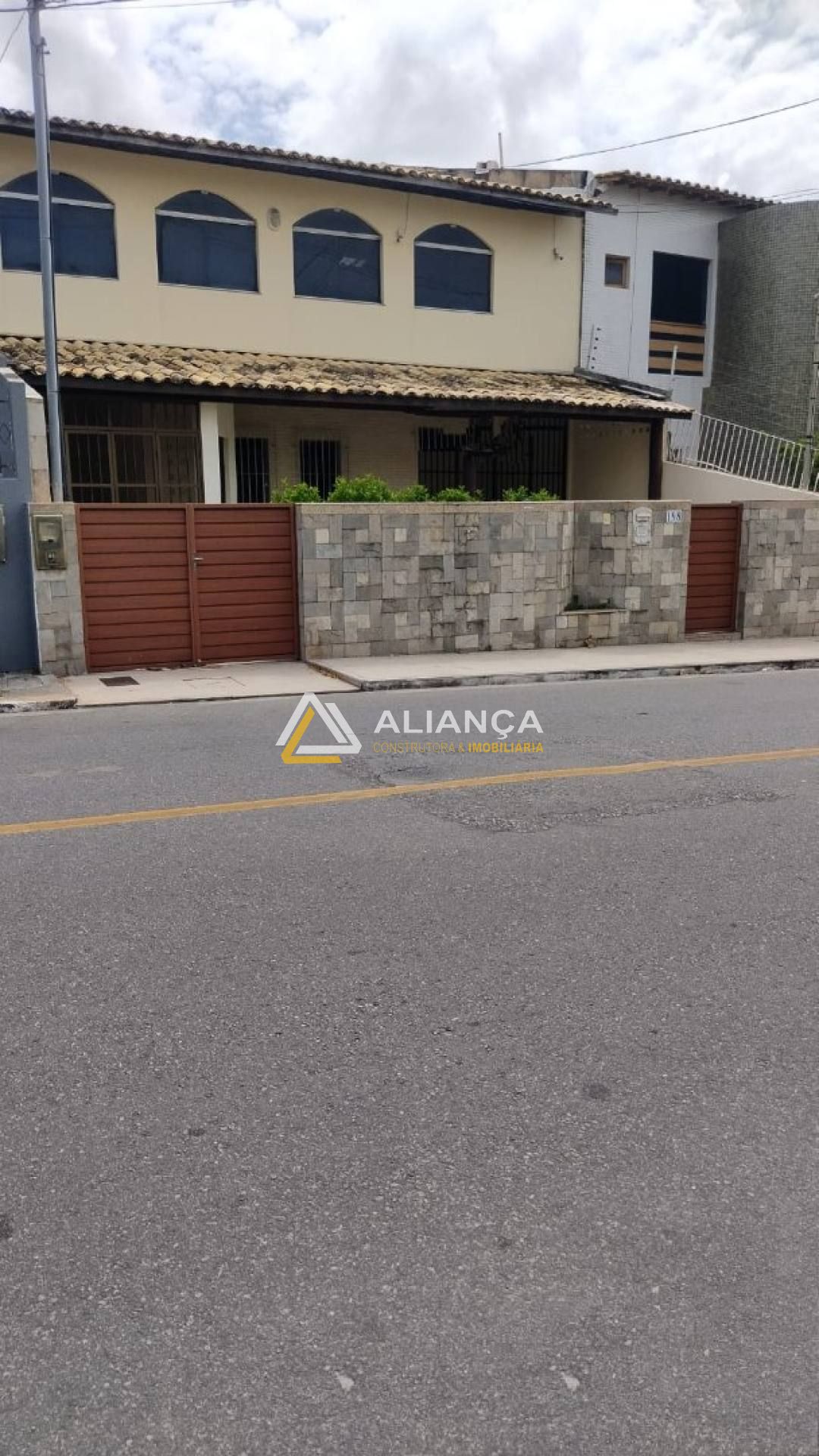 CASA Á VENDA COM 6 QUARTOS,SENDO 3 SUÍTES NO BAIRRO ATALAIA EM ARACAJU/SE.