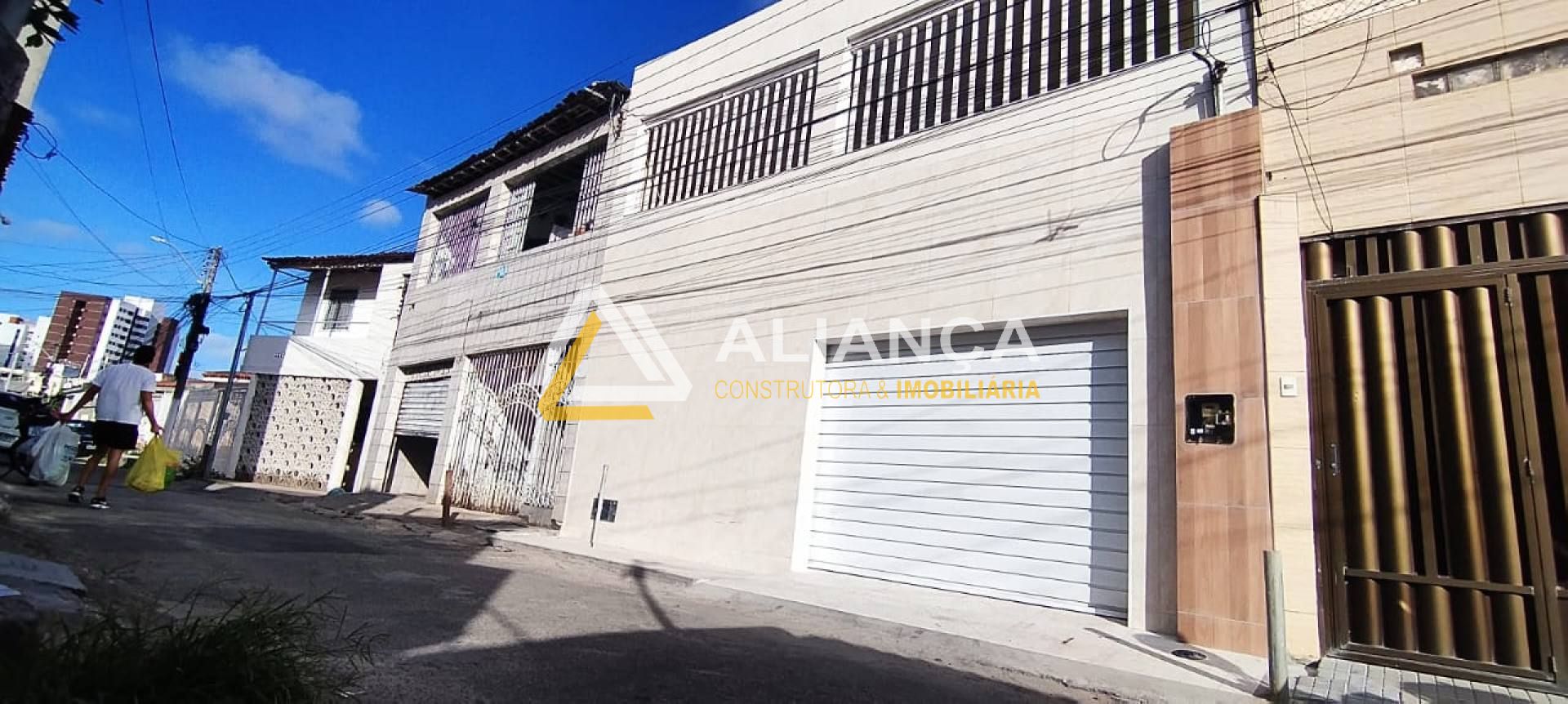 CASA À VENDA  COM  5 QUARTOS,SENDO 3 SUÍTES NO BAIRRO LUZIA EM ARACAJU SERGIPE.