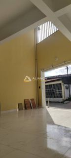 CASA À VENDA  COM  5 QUARTOS,SENDO 3 SUÍTES NO BAIRRO LUZIA EM ARACAJU SERGIPE.