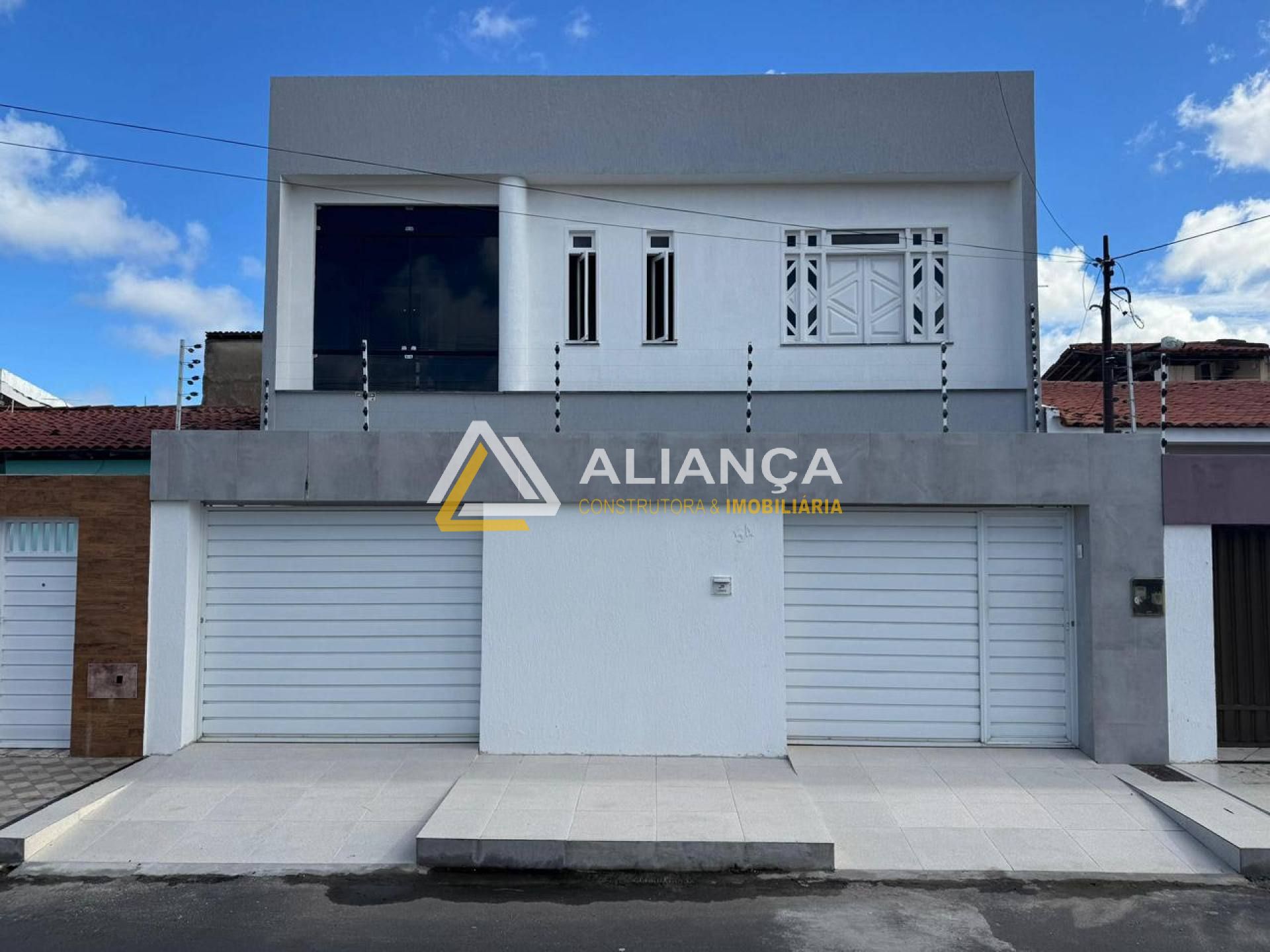 CASA DUPLEX À VENDA NO BAIRRO ORLANDO DANTAS EM ARACAJU SERGIPE.