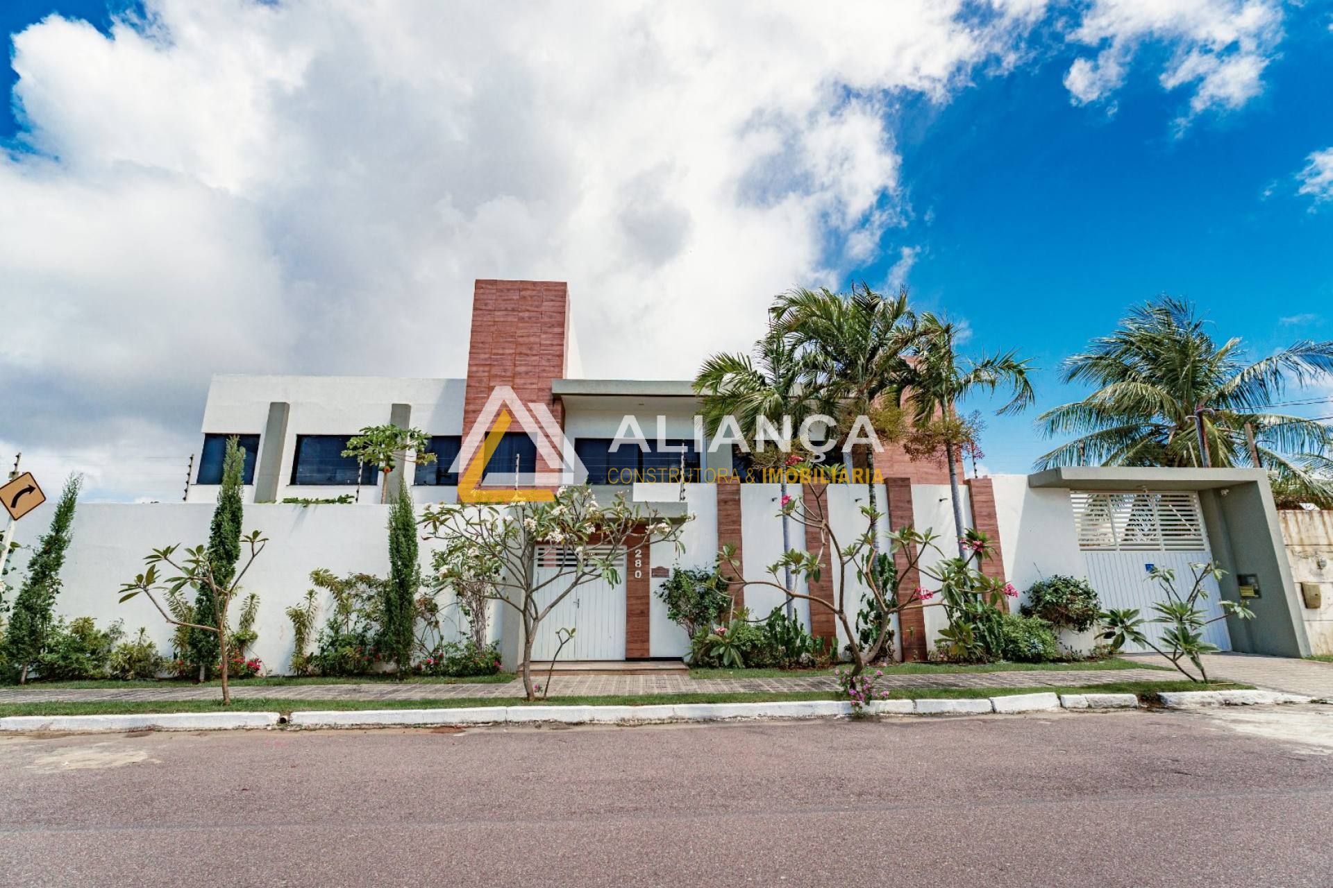 CASA DE ALTO PADRÃO À VENDA COM 08 QUARTOS,SENDO 08 SUÍTES NO BAIRRO ARUANA EM  ARACAJU SERGIPE.
