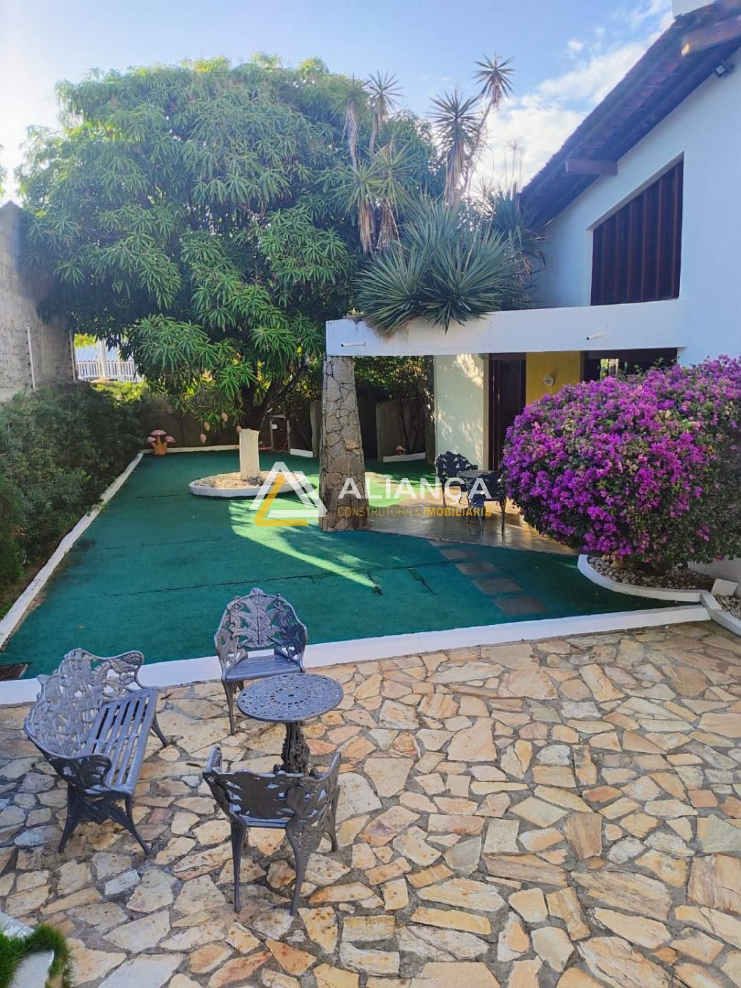 CASA À VENDA COM 03 QUARTOS,SENDO 02 SUÍTES NO BAIRRO COROA DO MEIO EM ARACAJU SERGIPE.