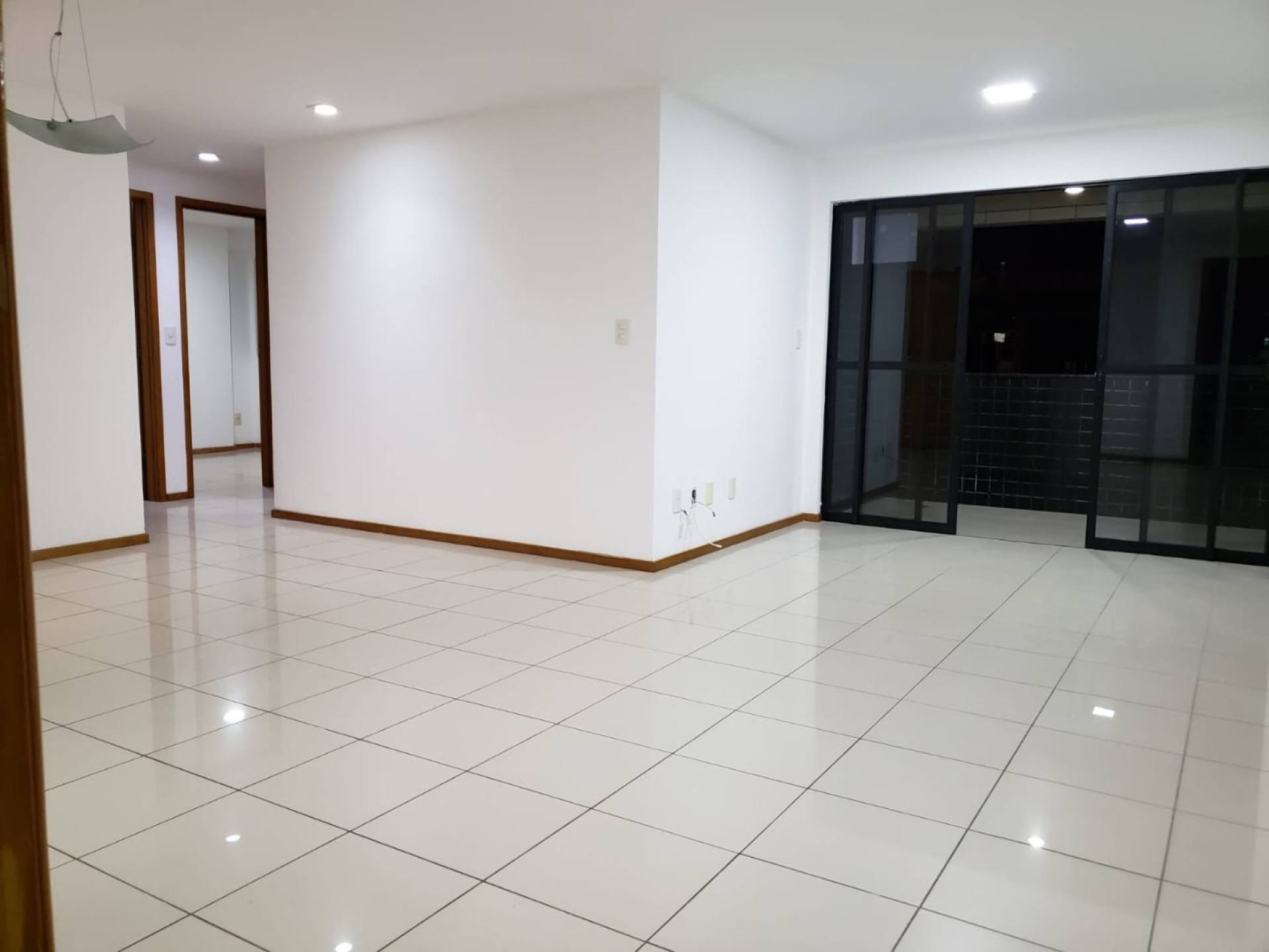 Apartamento Para Alugar com 03 quartos 02 suítes no bairro Jatiúca em Maceió