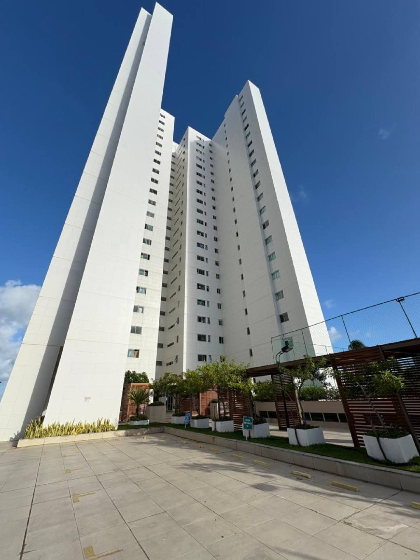 Apartamento Para Alugar com 04 quartos 04 suítes no bairro Guaxuma em Maceió