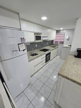 Apartamento com 3 dormitórios (2 suítes) em Messejana, a 2 quadras da Av. Washington Soares, com lazer completo e móveis projetados