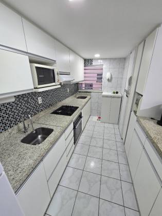 Apartamento com 3 dormitórios (2 suítes) em Messejana, a 2 quadras da Av. Washington Soares, com lazer completo e móveis projetados