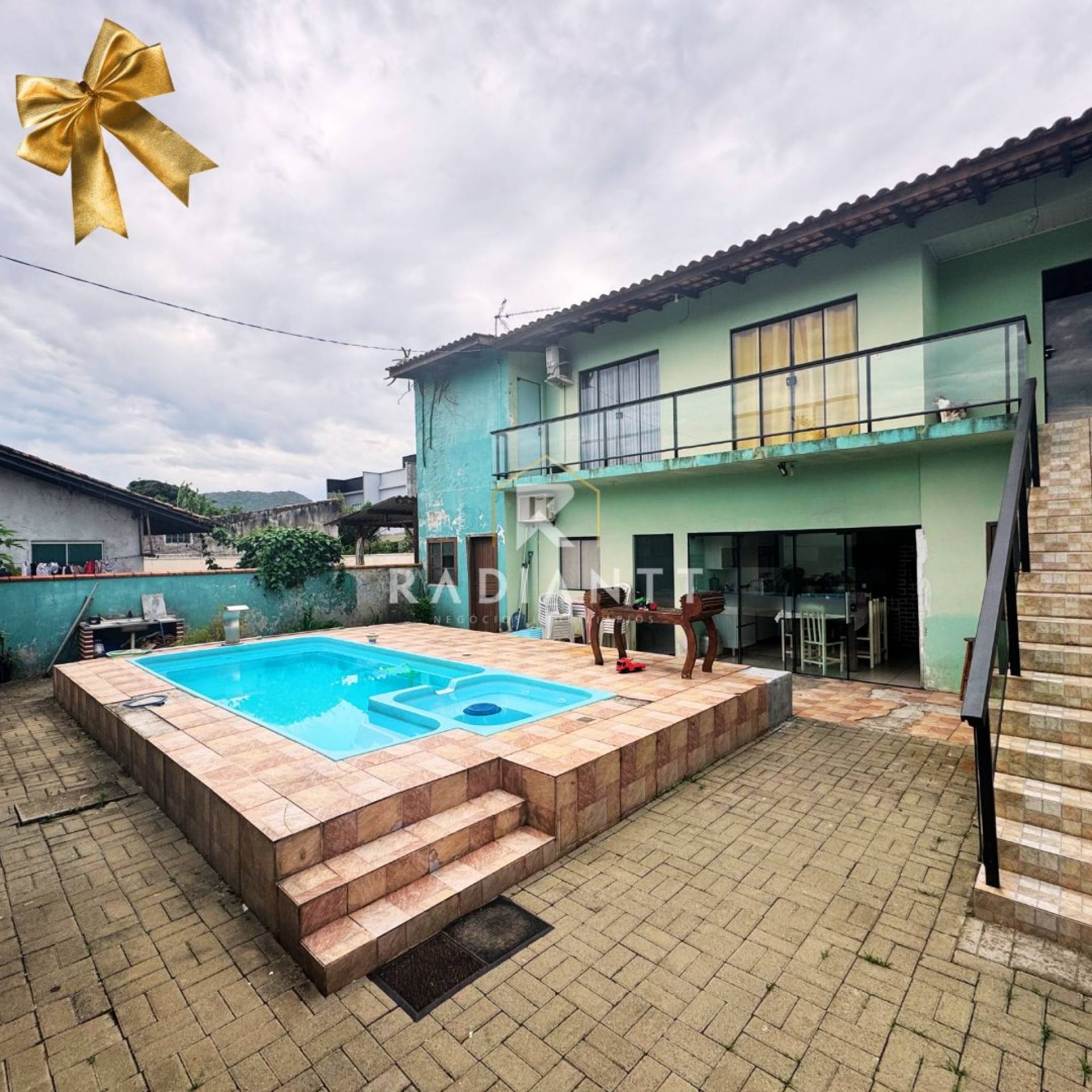 Casa com piscina no Centro de Penha
