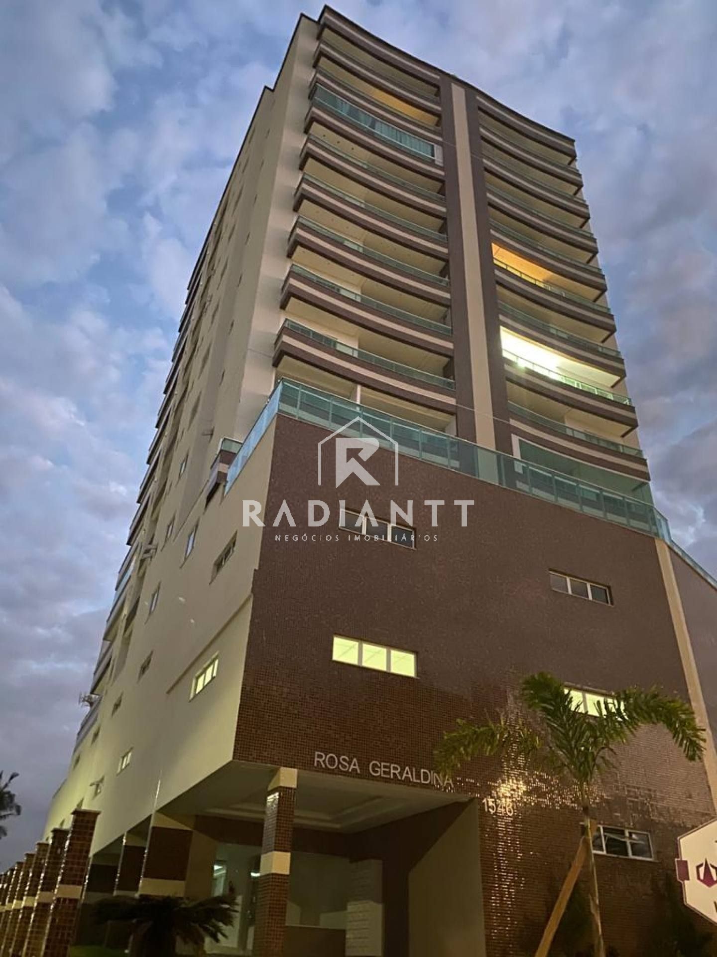 Apartamento mobiliado 2 quartos, 2 vagas, vista mar, a poucos metros da praia de Armação em Penha -SC