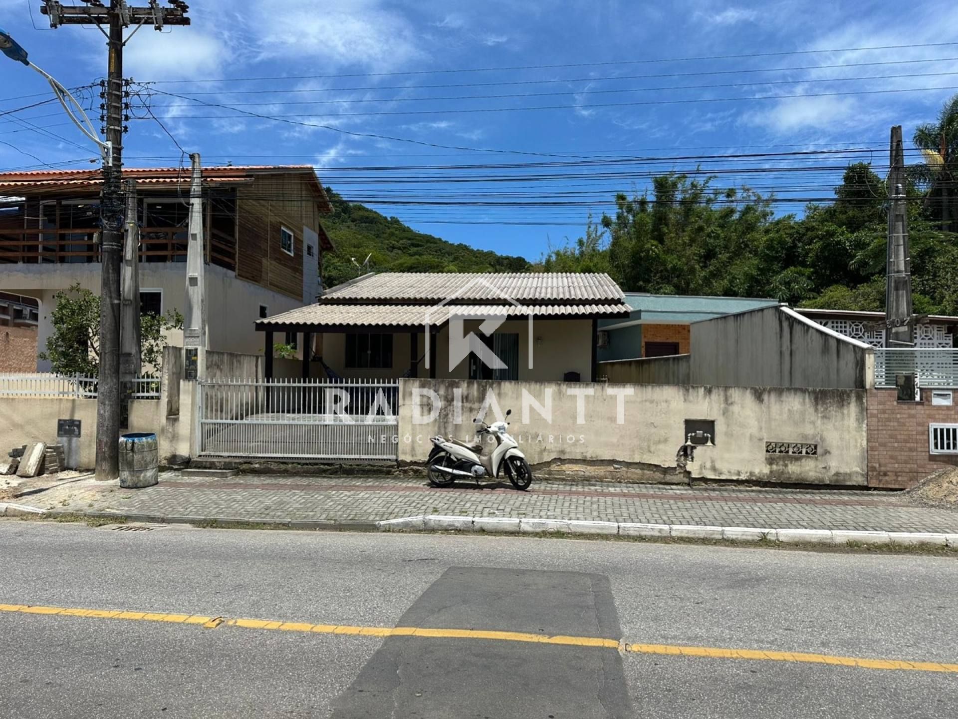 Casa Para Vender com 1 quarto e 1 suítes no bairro Armação em Penha