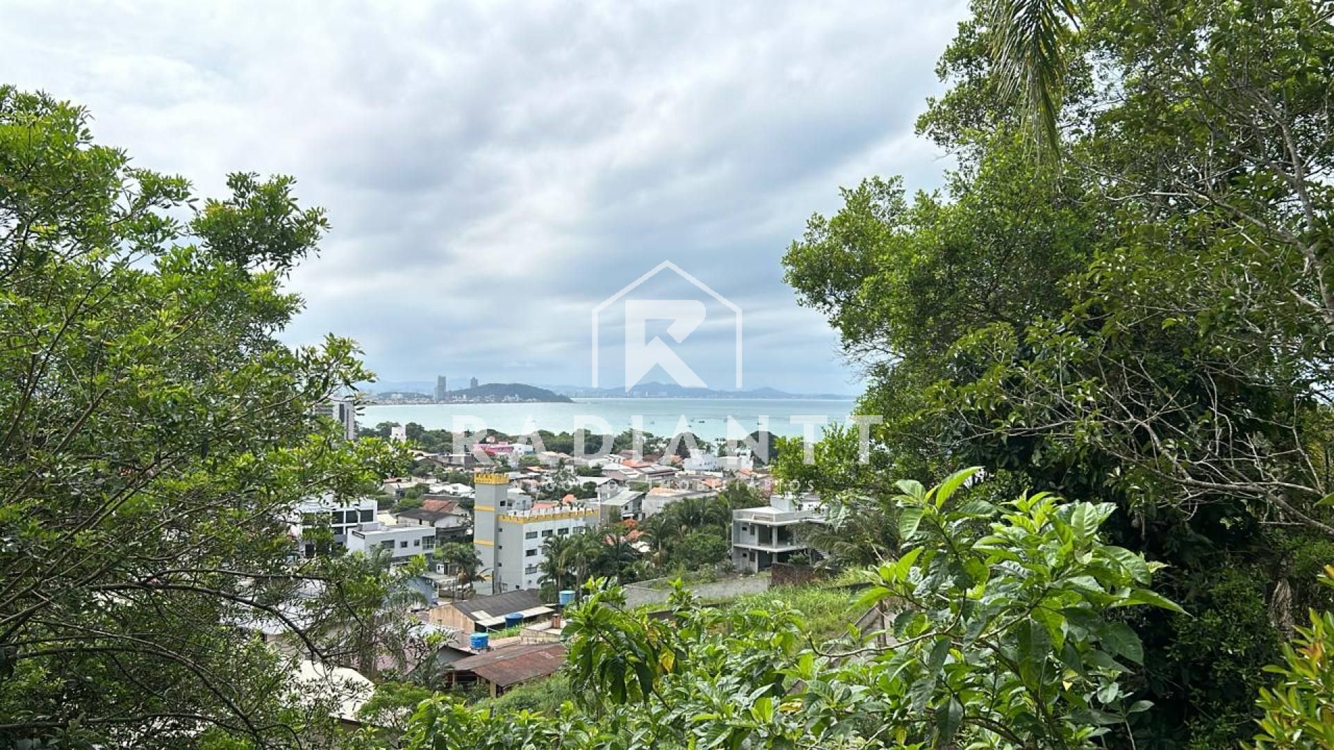 CASA COM TERRENO DE 1.200m2 - ARMAÇÃO