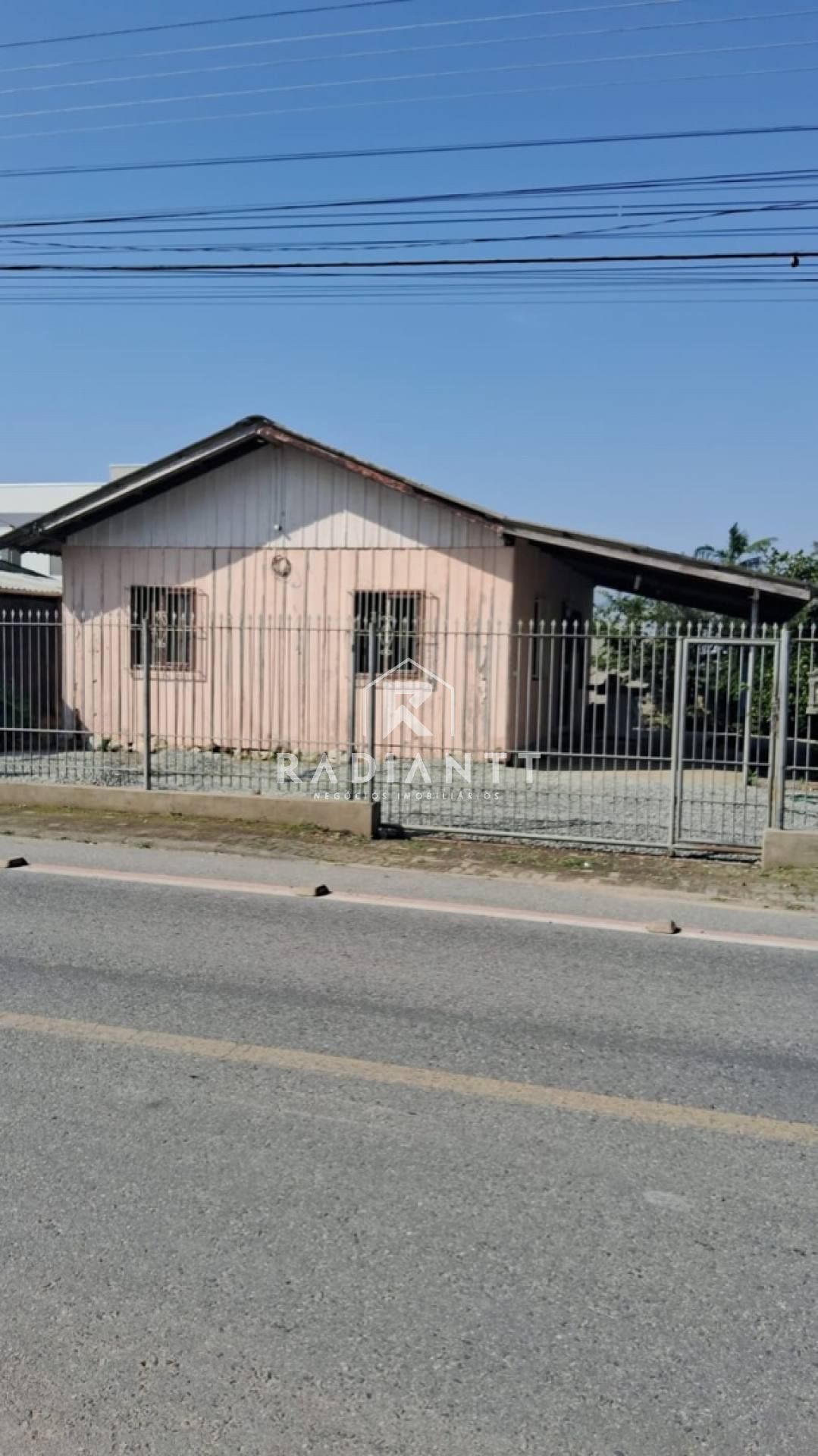 CASA COM AMPLO TERRENO NO CENTRO DE PENHA