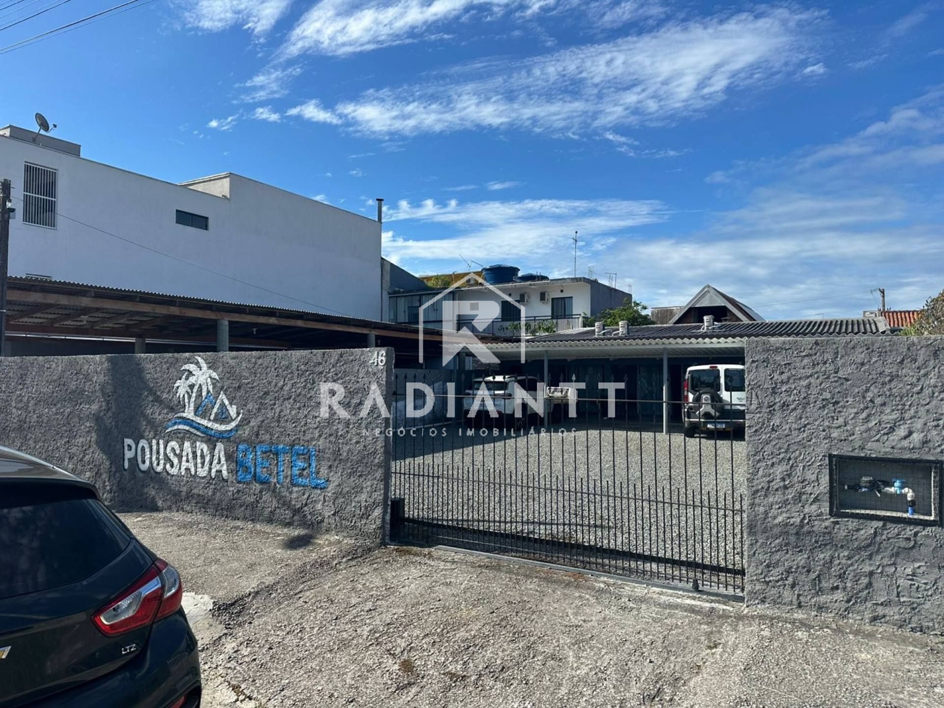 CASA COM QUARTOS PARA POUSADA A 150M DO PARQUE