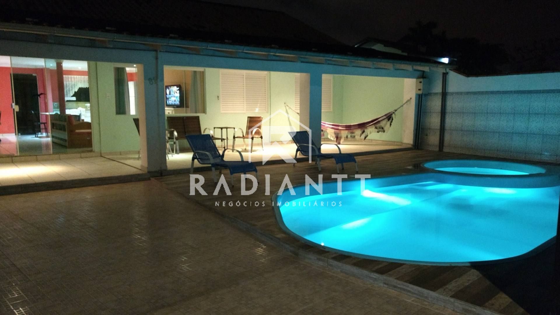 CASA COM PISCINA NO CENTRO DE PENHA