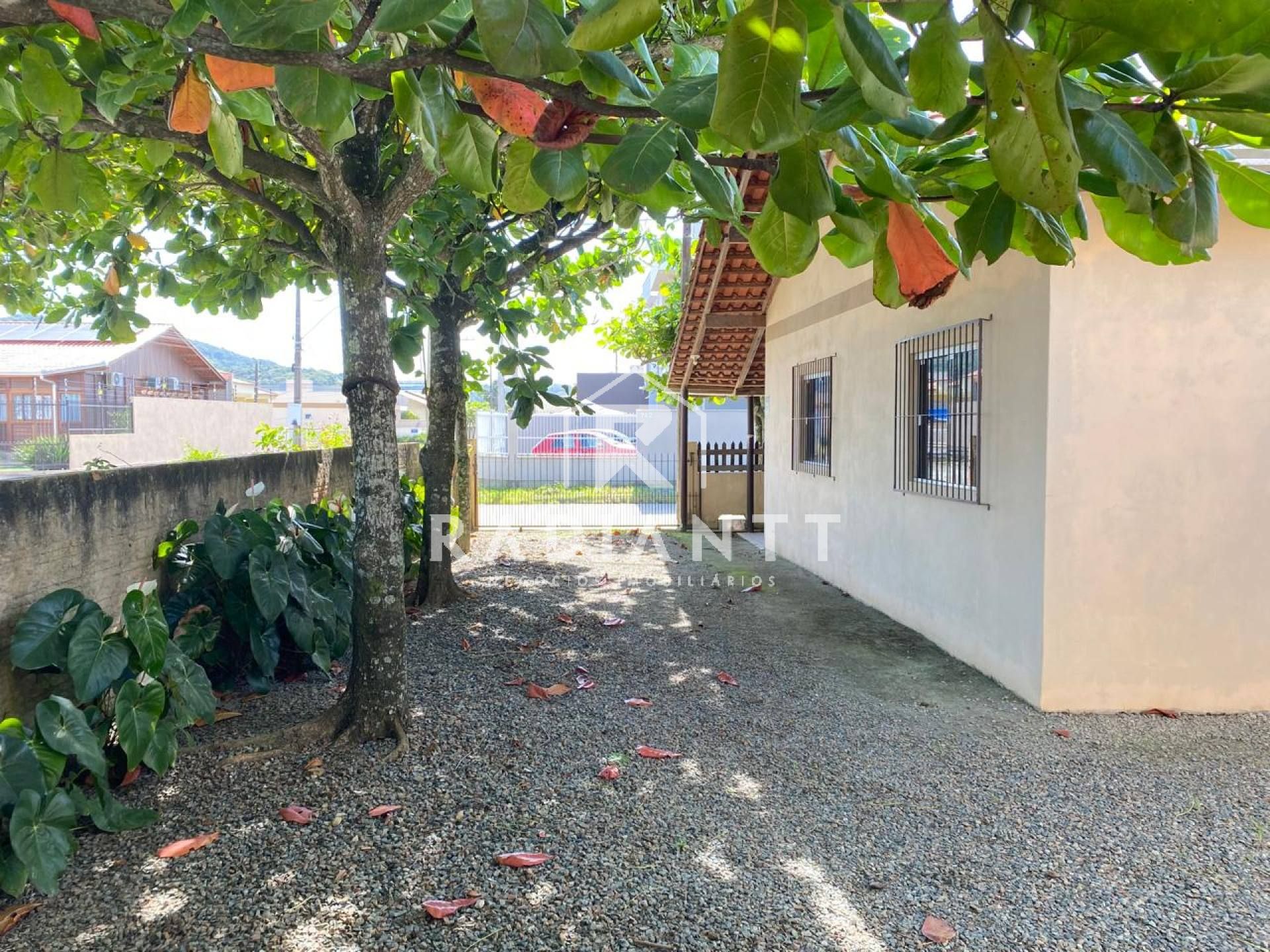 CASA NO BAIRRO ARMAÇÃO