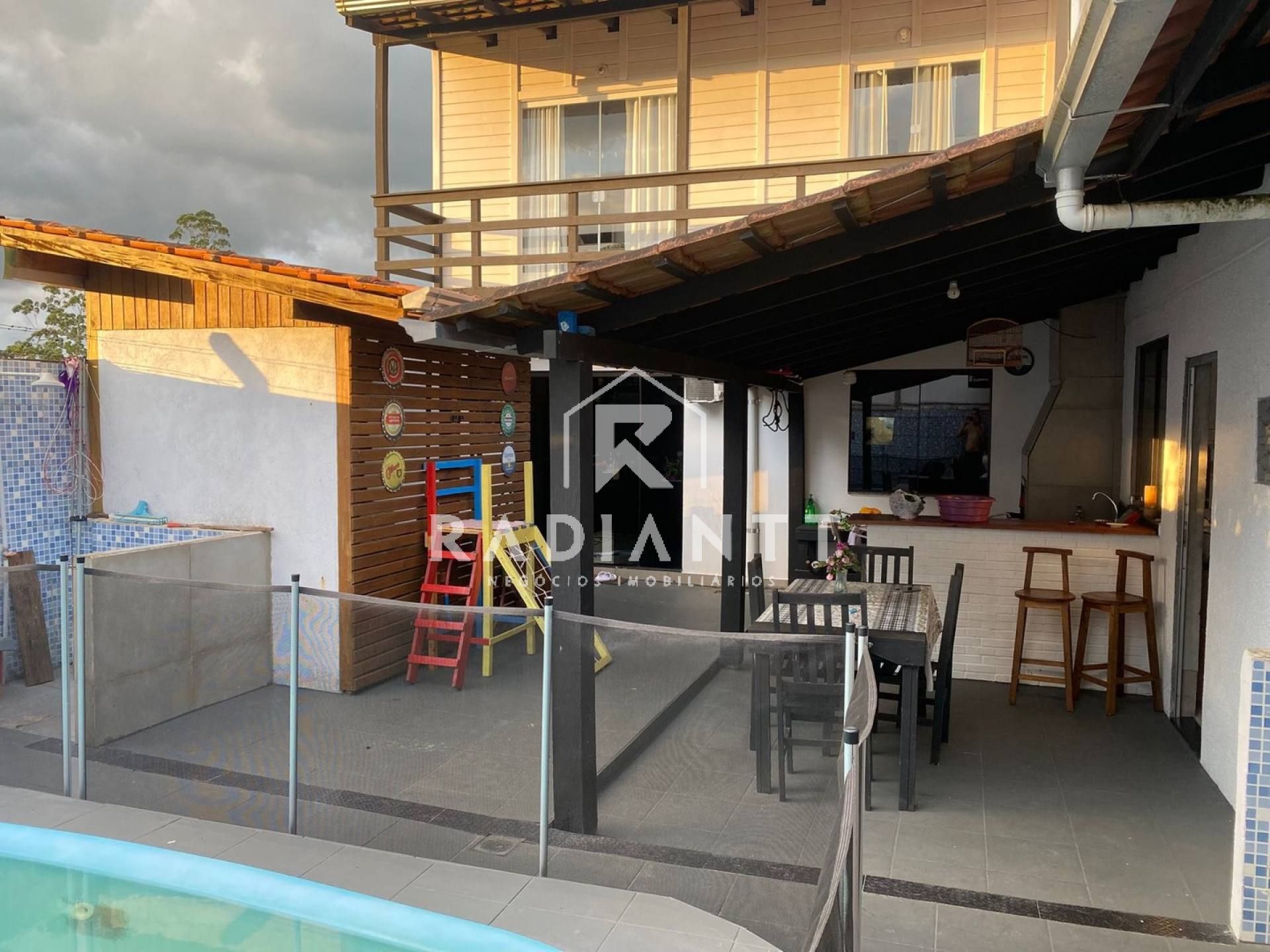 CASA COM PISCINA COM 5 QUARTOS