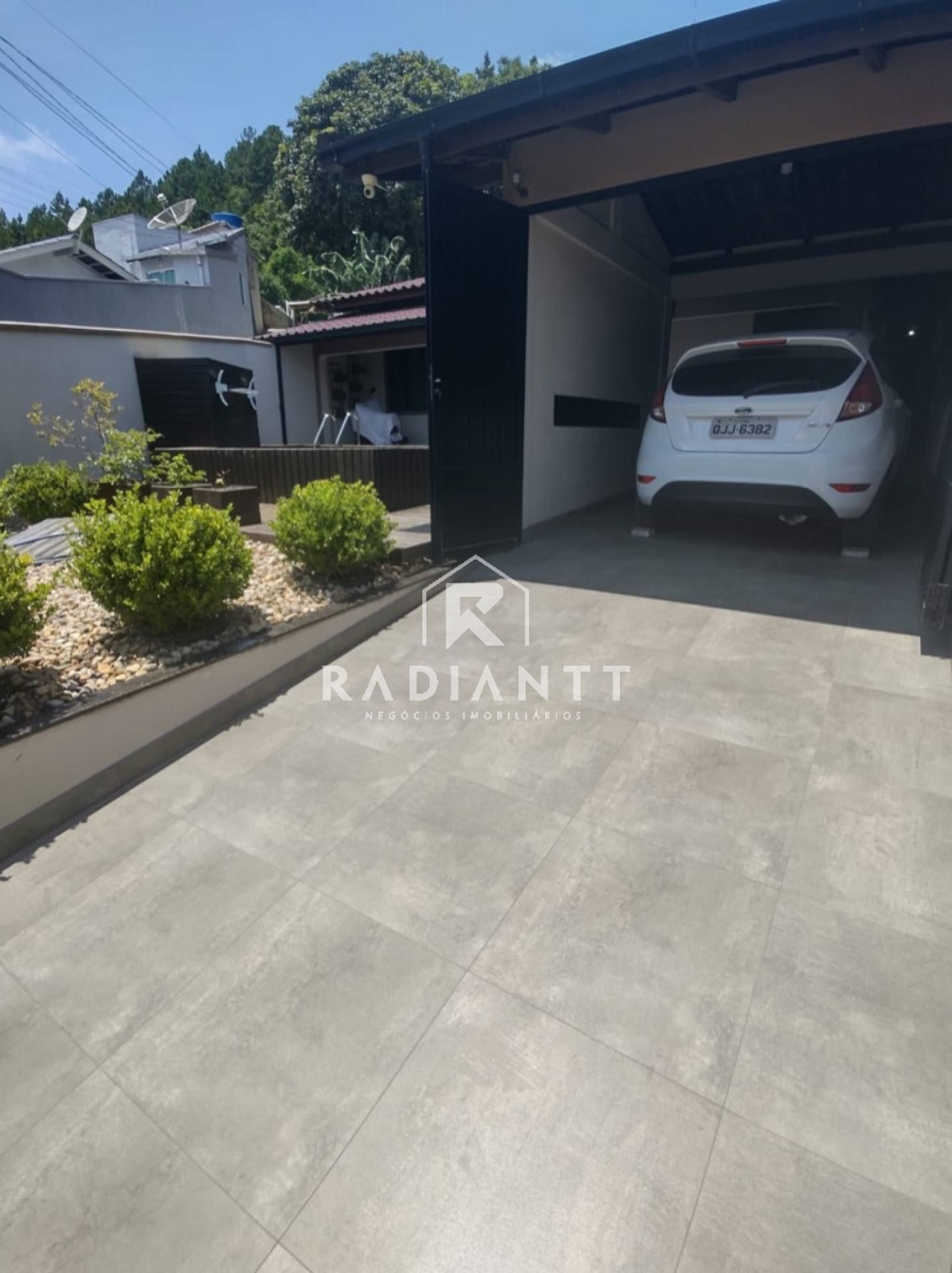 CASA SEMIMOBILIADA EM PENHA