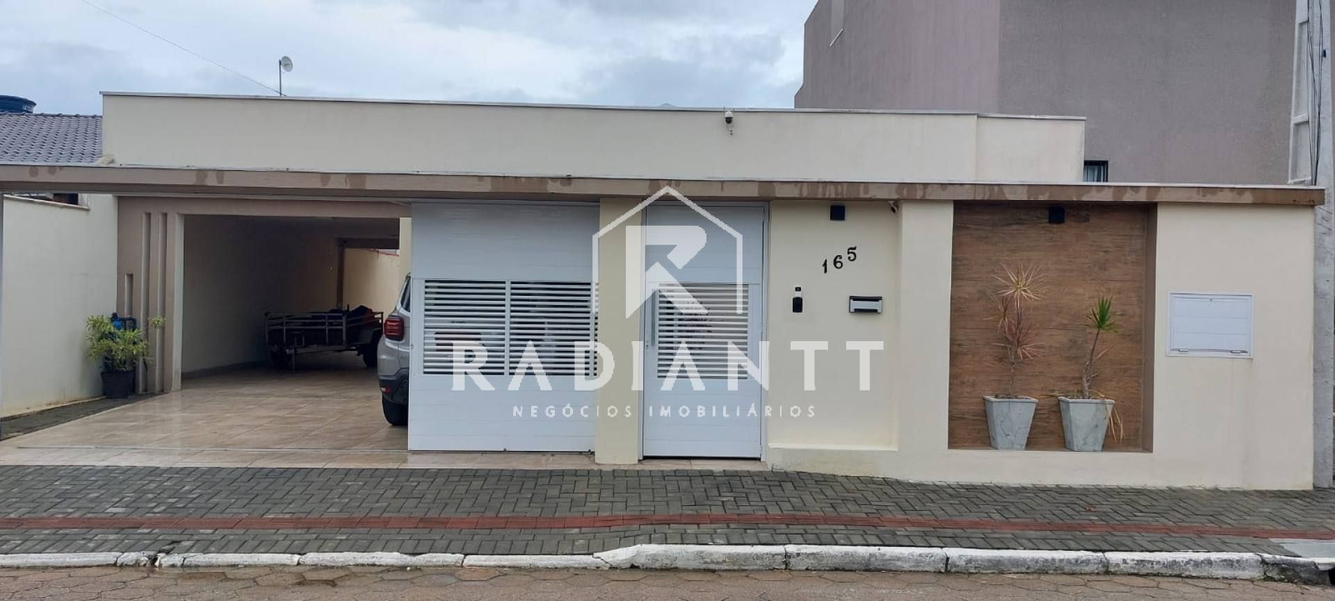 CASA SEMIMOBILIADA EM PENHA