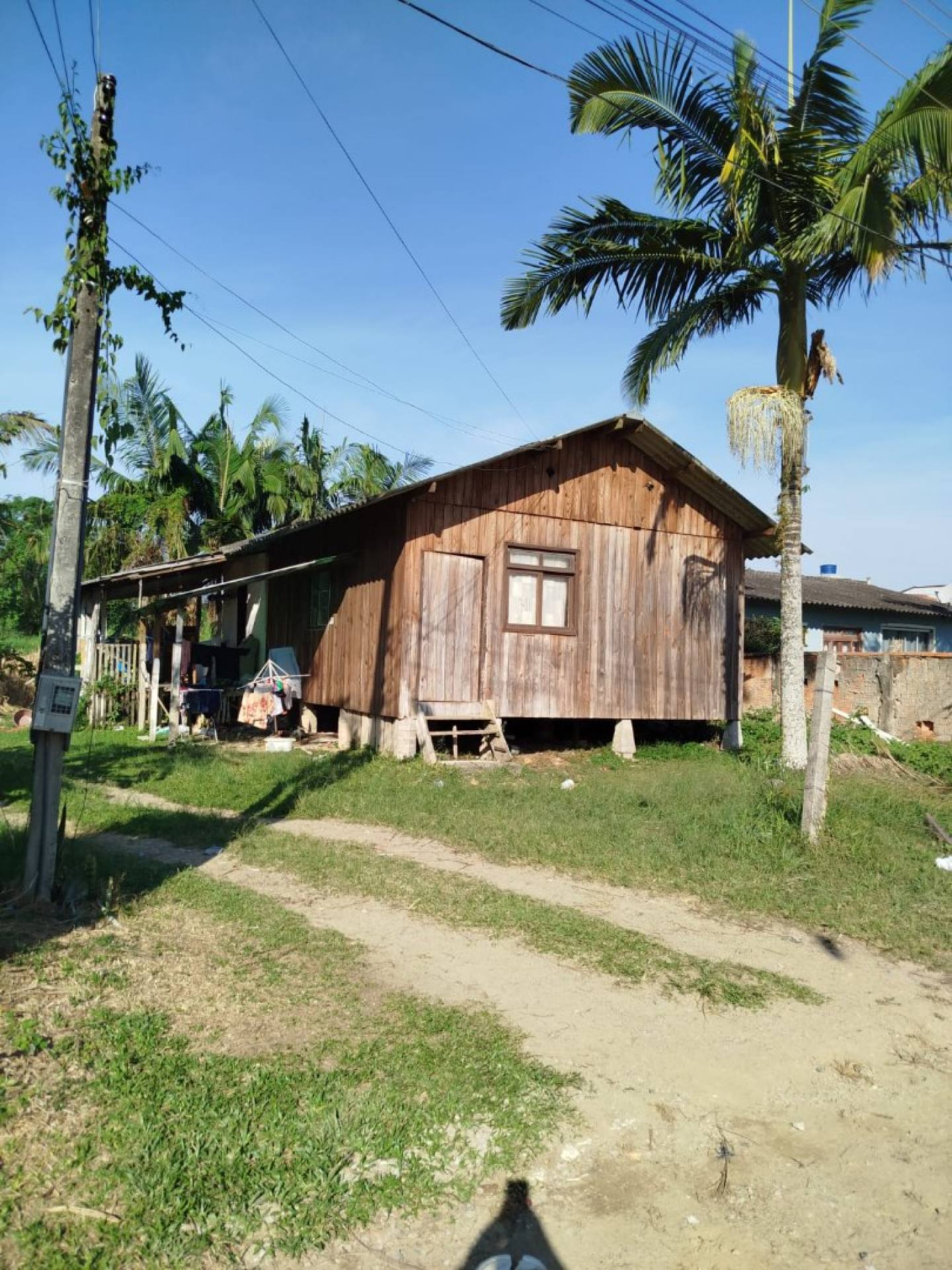 TERRENO COM CASA DE MADEIRA