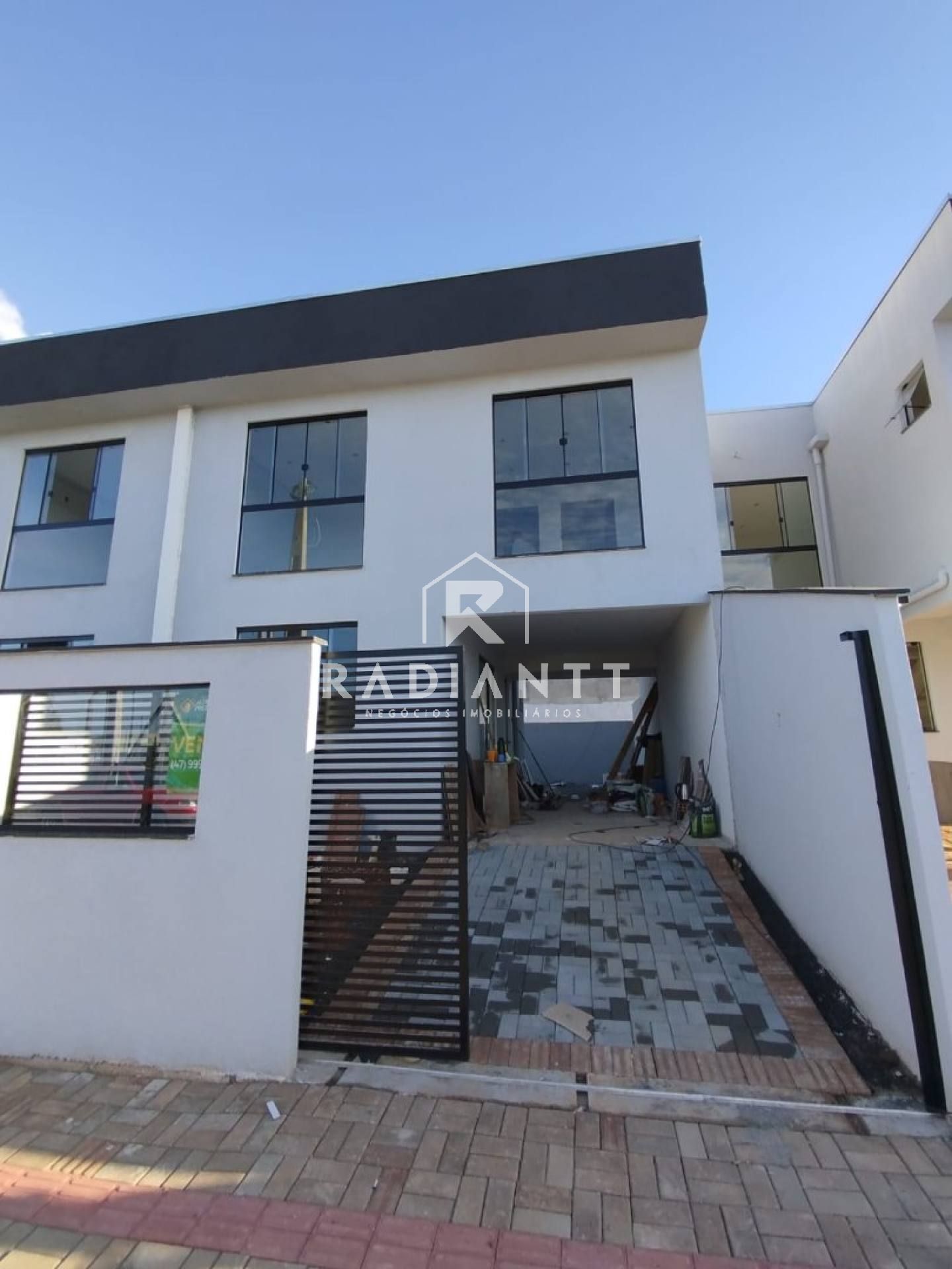 SOBRADO GEMINADO EM PIÇARRAS