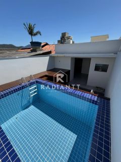 CASA COM PISCINA NO CENTRO DE PENHA