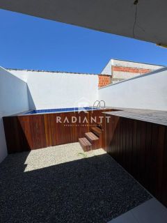 CASA COM PISCINA NO CENTRO DE PENHA