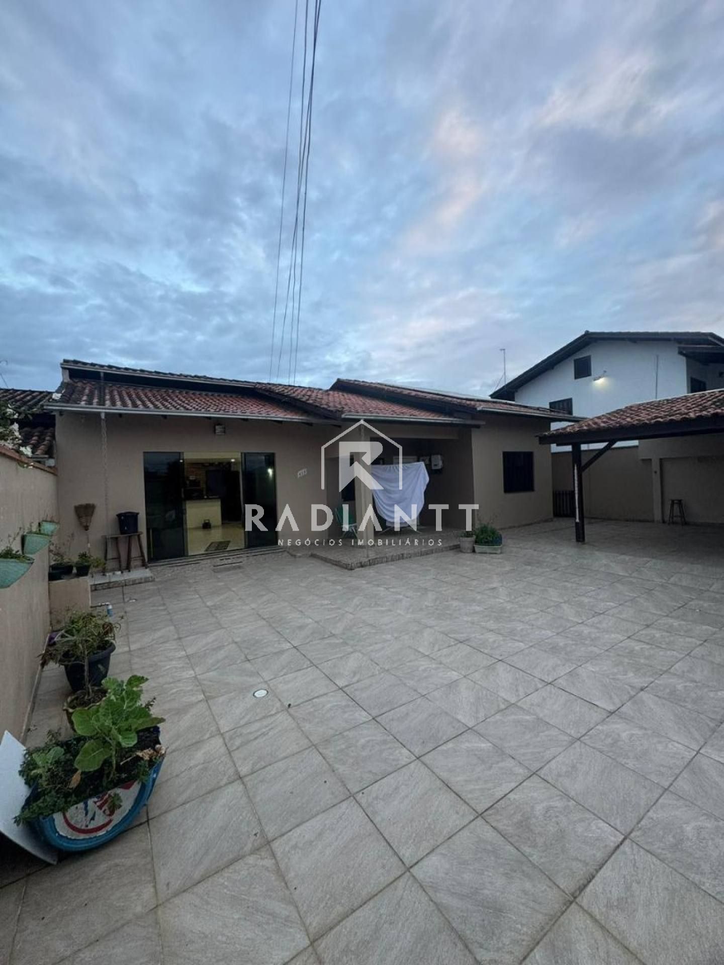 Casa com amplo terreno