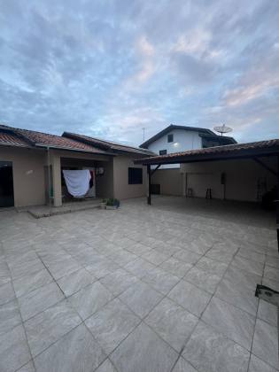 Casa com amplo terreno