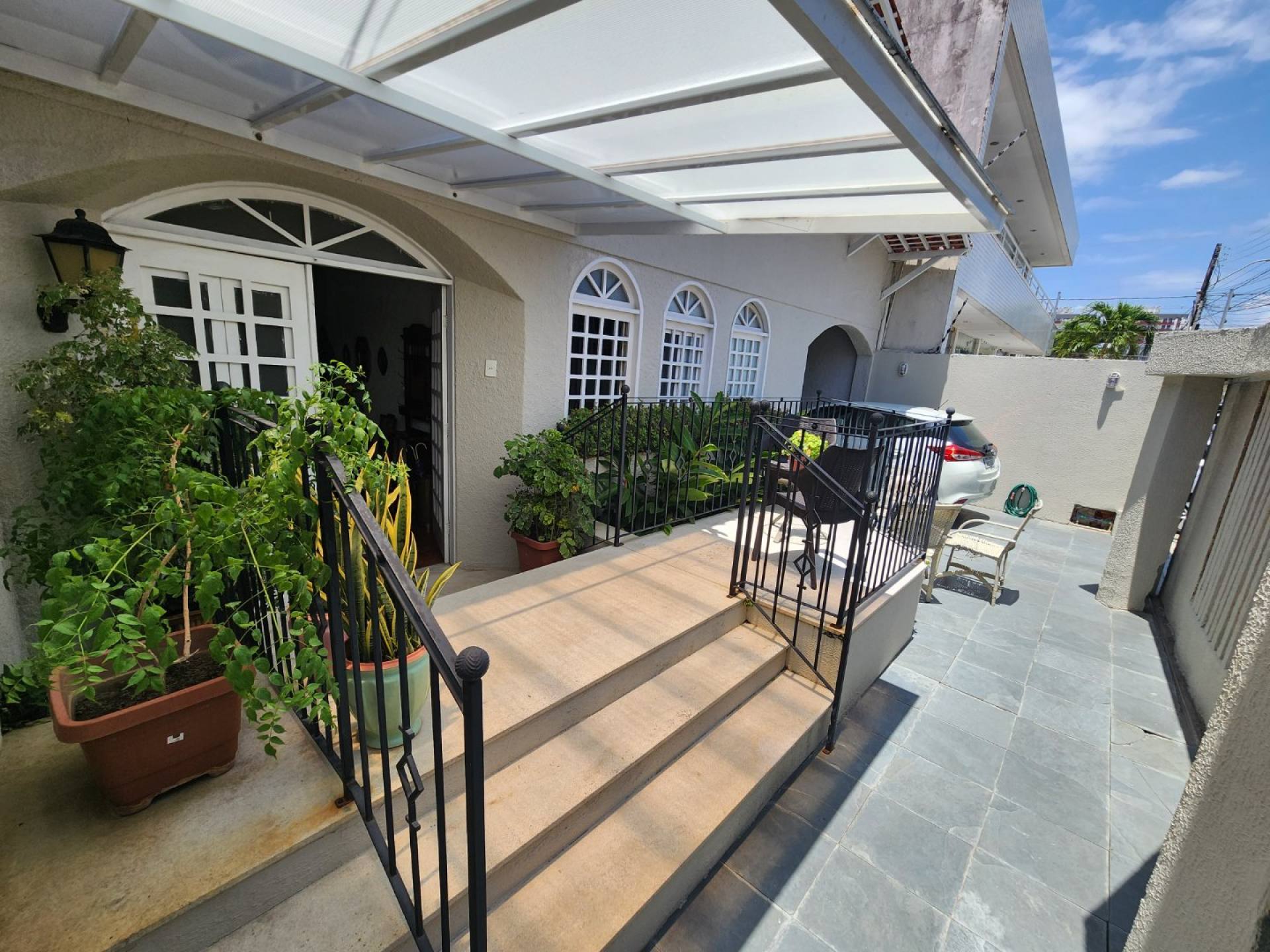 Casa de 4/4 sendo um suíte próximo à praça da imprensa – 13 de Julho