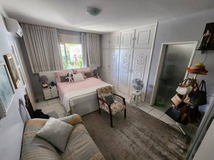 Casa de 4/4 sendo um suíte próximo à praça da imprensa – 13 de Julho