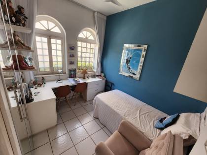 Casa de 4/4 sendo um suíte próximo à praça da imprensa – 13 de Julho