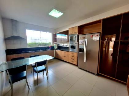 Luxuosa Casa na Atalaia a 500m da Orla – Conforto, Estilo e Lazer Completo!