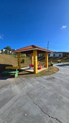 Casa duplex em condomínio fechado