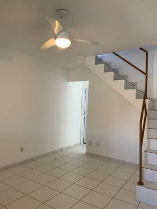 Casa duplex em condomínio fechado